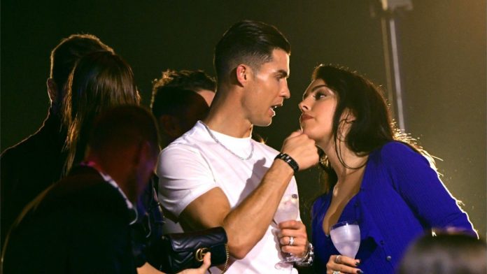 Cristiano Ronaldo et sa chérie Georgina esquissent des pas de danse en amoureux sur le son Jerusalema (vidéo)