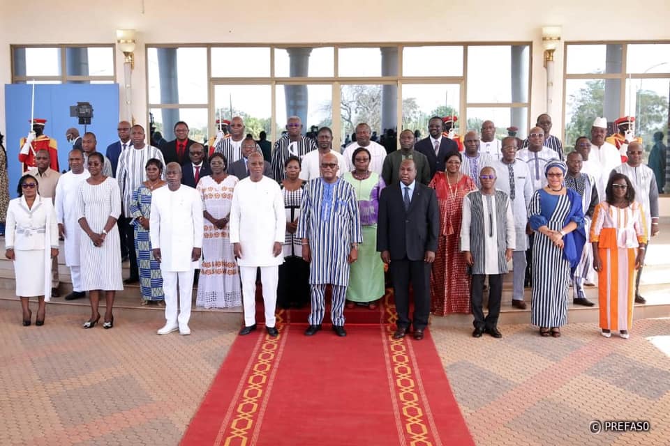 Photo de famille du nouveau gouvernement burkinabé après son premier conseil des ministres ce 11 janvier 2021