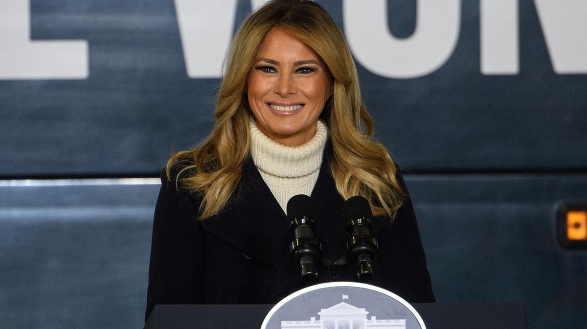 Melania-Trump-devant-une-purpitre-