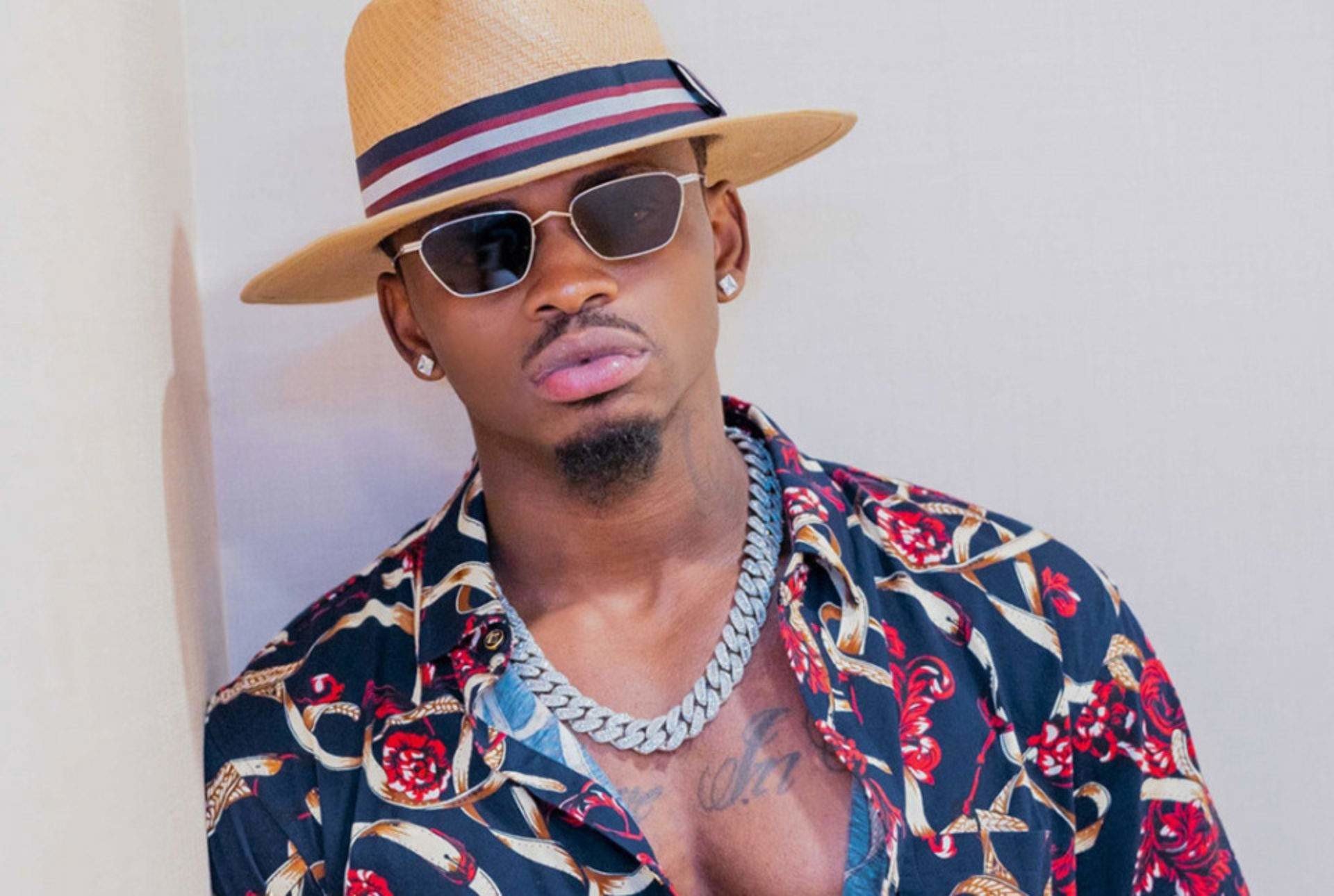 Damond-platnumz-avec-un-chapeau-et-des-verrers-solaires