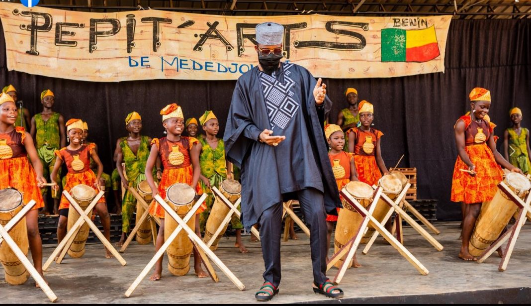 Fally ipupa en scène avec les Pepit'Arts du Bénin