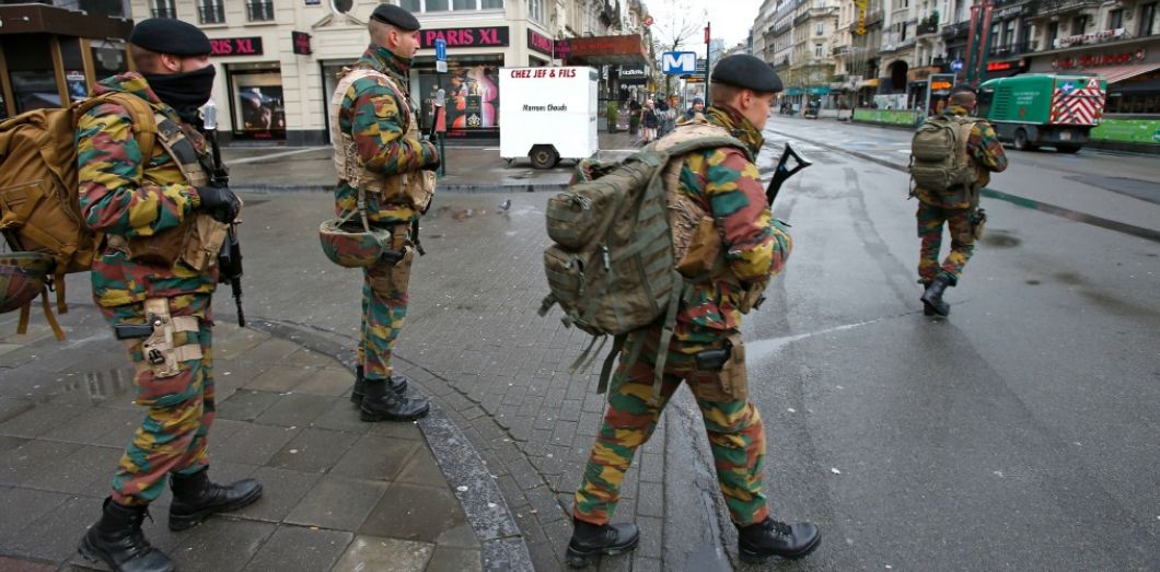 Des soldats belges en patrouille en plein centre ville de Bruxelles