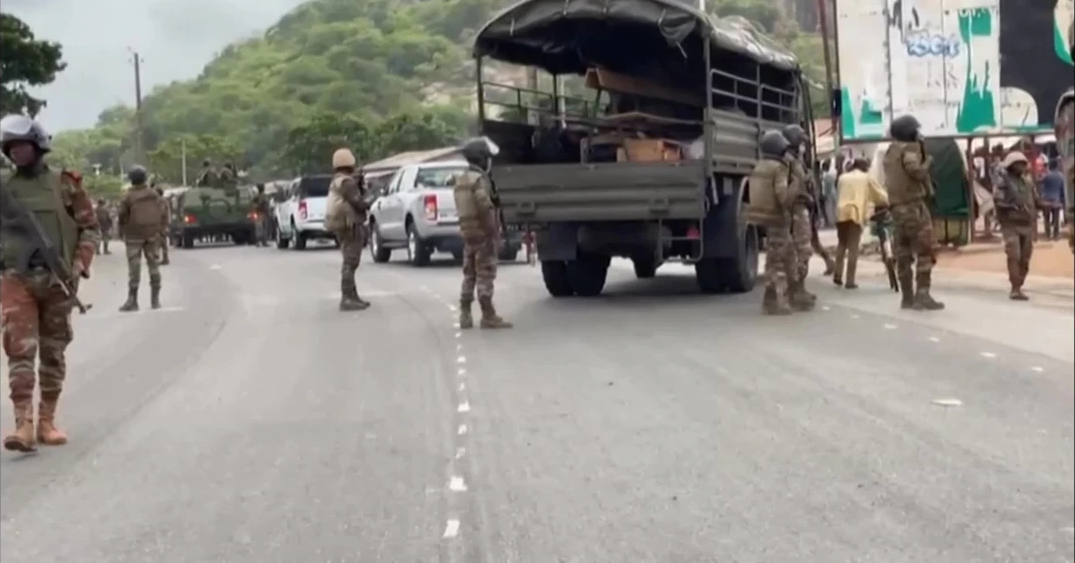 Des éléments des forces armées béninoises lors d'une manifestations à Cotonou