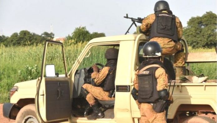 Des gendarmes burkinabés en patrouille