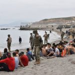 L'Espagne déploie l'armée à l'enclave de Ceuta pour refouler les migrants venus du Maroc