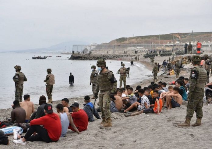 L'Espagne déploie l'armée à l'enclave de Ceuta pour refouler les migrants venus du Maroc