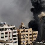 Une vue d'un immeuble de 11 étages abritant le bureau de l'AP et d'autres médias dans la ville de Gaza est vue quelques instants après la démolition des avions de combat israéliens, samedi 15 mai 2021.