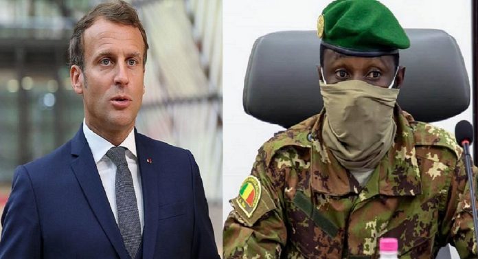 Le président français Emmanuel Macron et le président de la transition malienne, le colonel Assimi Goita