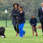La famille Obama en promenade avec leur chien Bo