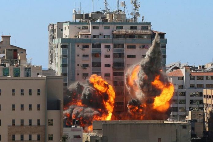 Le bâtiment al-Jalaa abritant les bureaux des médias d'Associated Press et d'Al Jazeera est frappé par une frappe aérienne israélienne dans la ville de Gaza le 15 mai 2021.