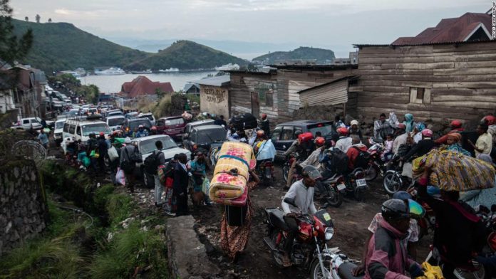 Les résidents fuient Goma le jeudi 27 mai, après que des responsables ont averti que le mont Nyiragongo pourrait à nouveau éclater à tout moment.