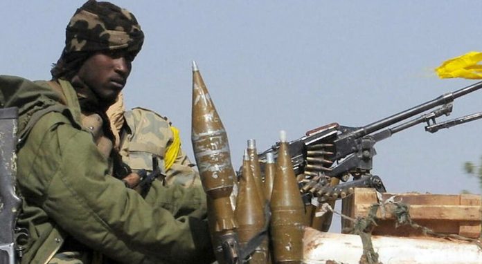 Des rebelles tchadiens du FACT avec des mortiers