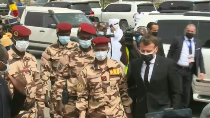 Le président français Emmanuel Macron au Tchad pour les funérailles d'Idriss Deby Itno