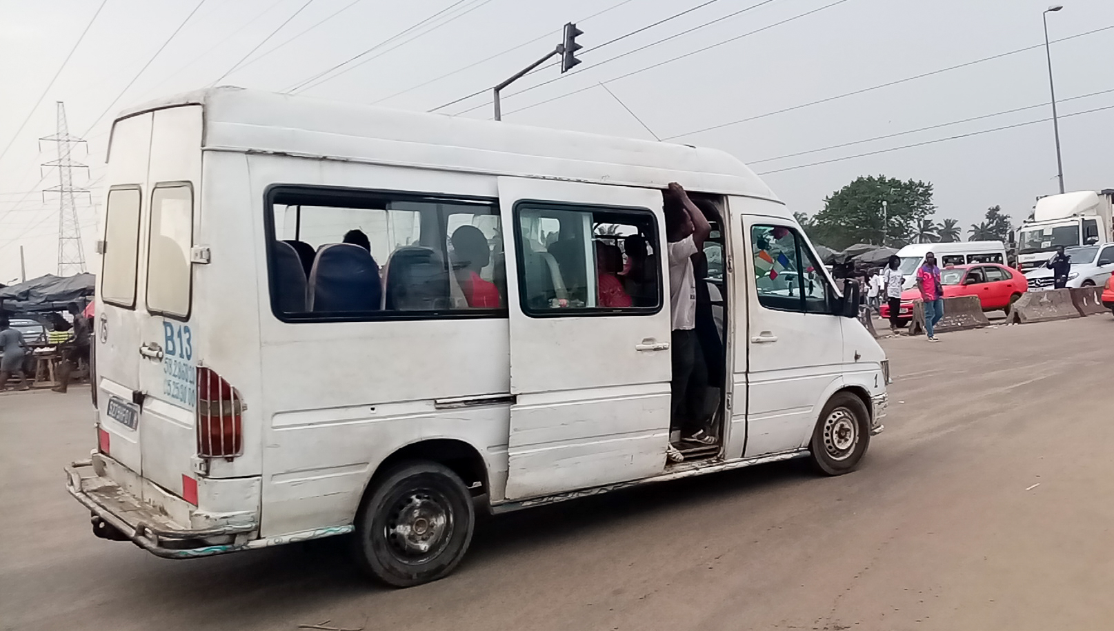 Côte d'Ivoire: une mère oublie sa fille de 03 ans dans un bus "gbaka" à Abobo