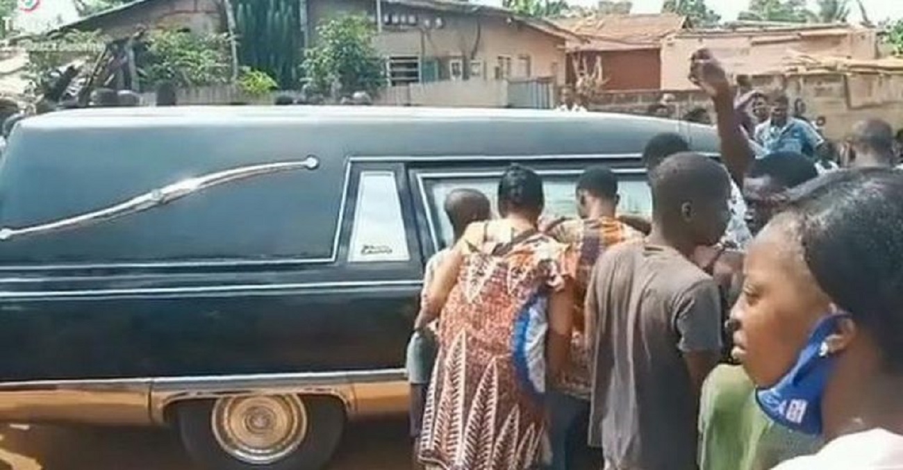 Togo Giflé dans l’invisible, un chauffeur de corbillard abandonne sa voiture