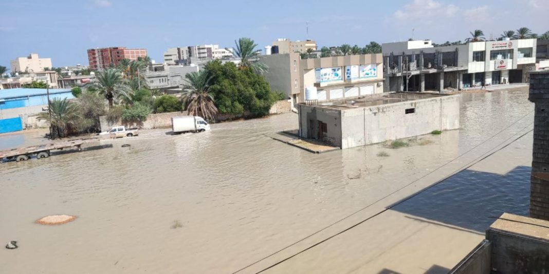 Une photo d'une ville de la Libye sous l'eau