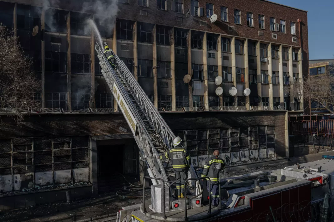 Enquete ouverte sur l'incendie d'un immeuble qui à fait 76 morts