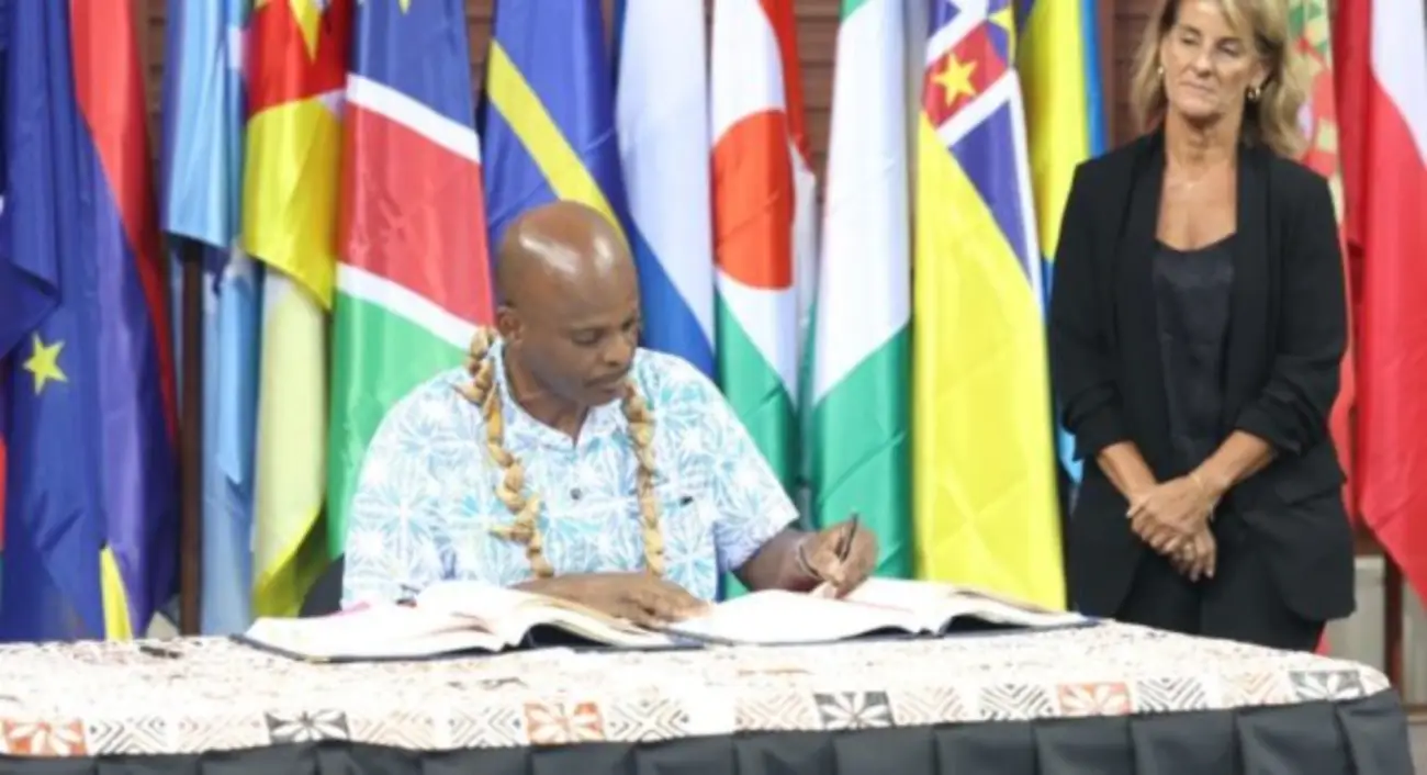 Les pourparlers après Cotonou ont été amorcés en septembre 2018 lors de l'Assemblée générale des Nations unies à New York. L'objectif était de créer un nouveau traité modernisé pour prendre la relève de l'accord de Cotonou. En avril 2021, les négociateurs principaux ont apposé leur signature sur le nouvel accord. Robert Dussey Accord de Samoa