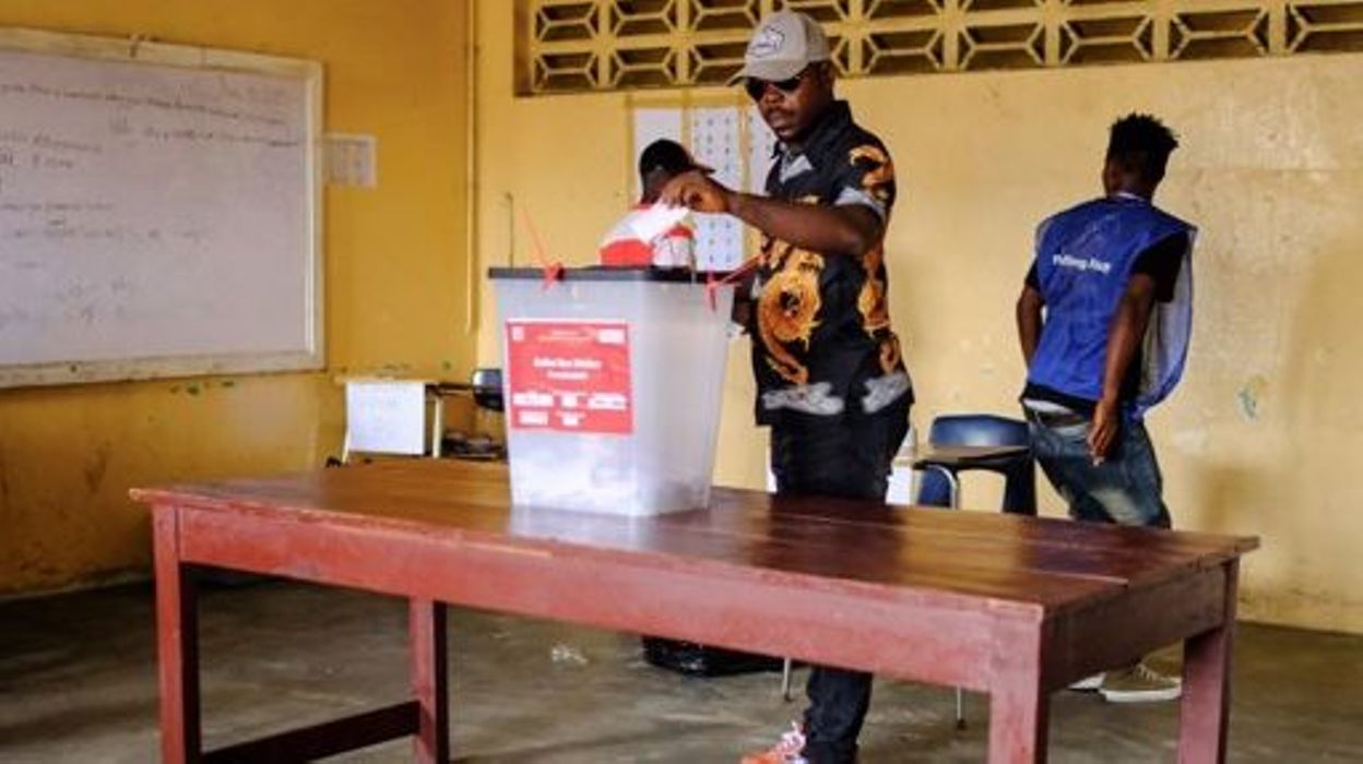 Une voiture fonce sur une foule de supporters du vainqueur de la présidentielle Joseph Boakai