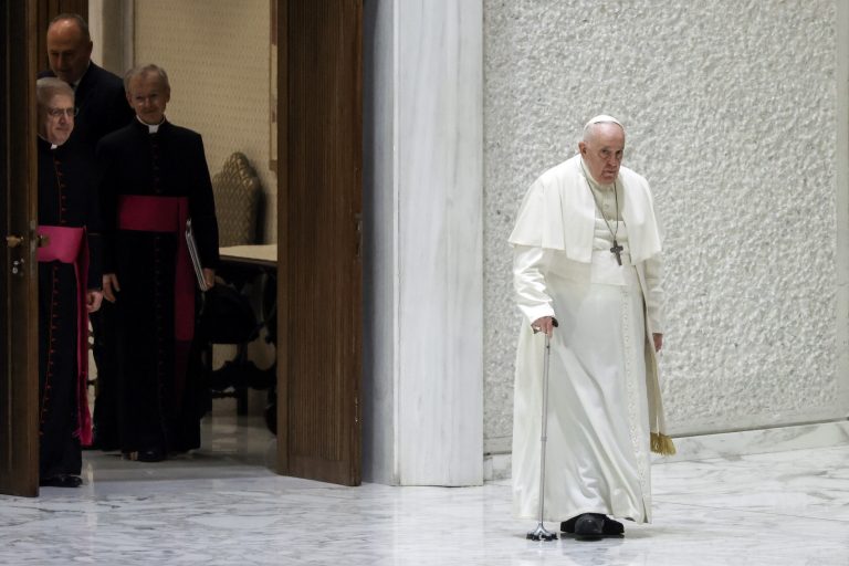 Le Vatican autorise les bénédictions hors-liturgie aux couples homosexuels