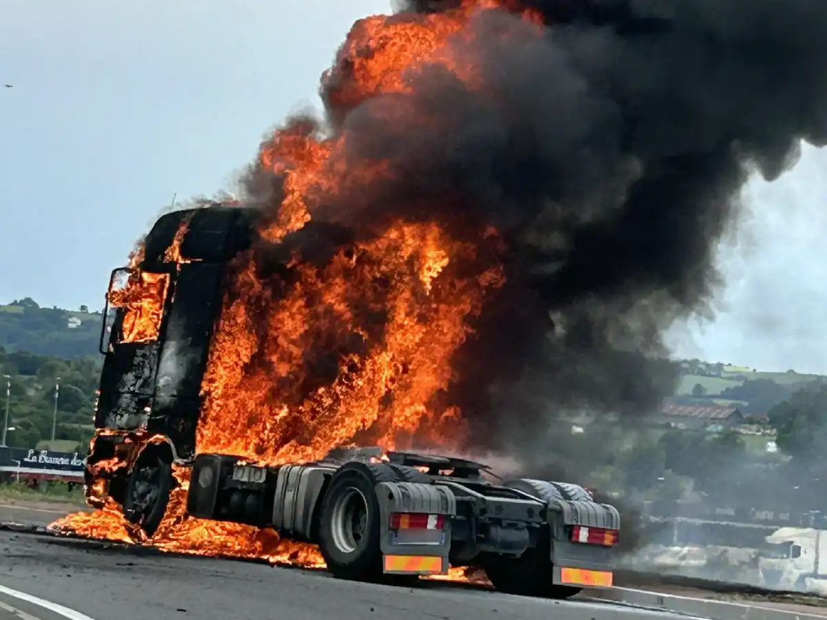 un camion en feu