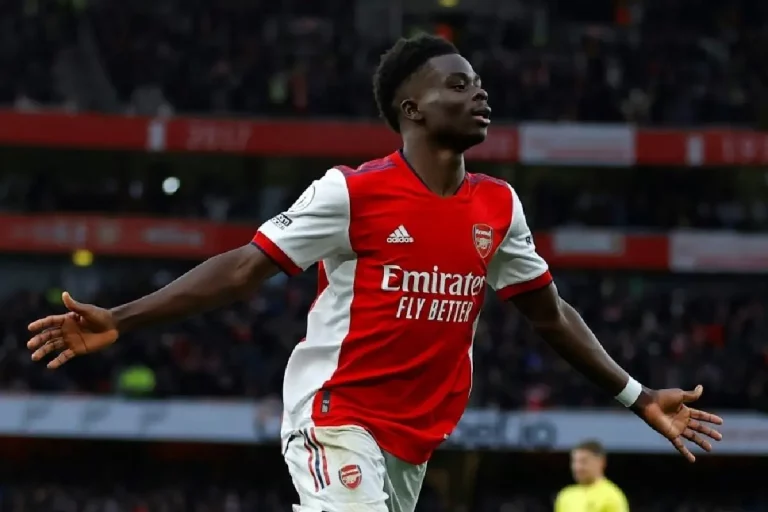 Bukayo Saka sous le maillot de Arsenal