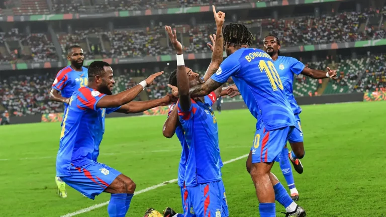 Des joueurs de la RD Congo qui célèbrent un but