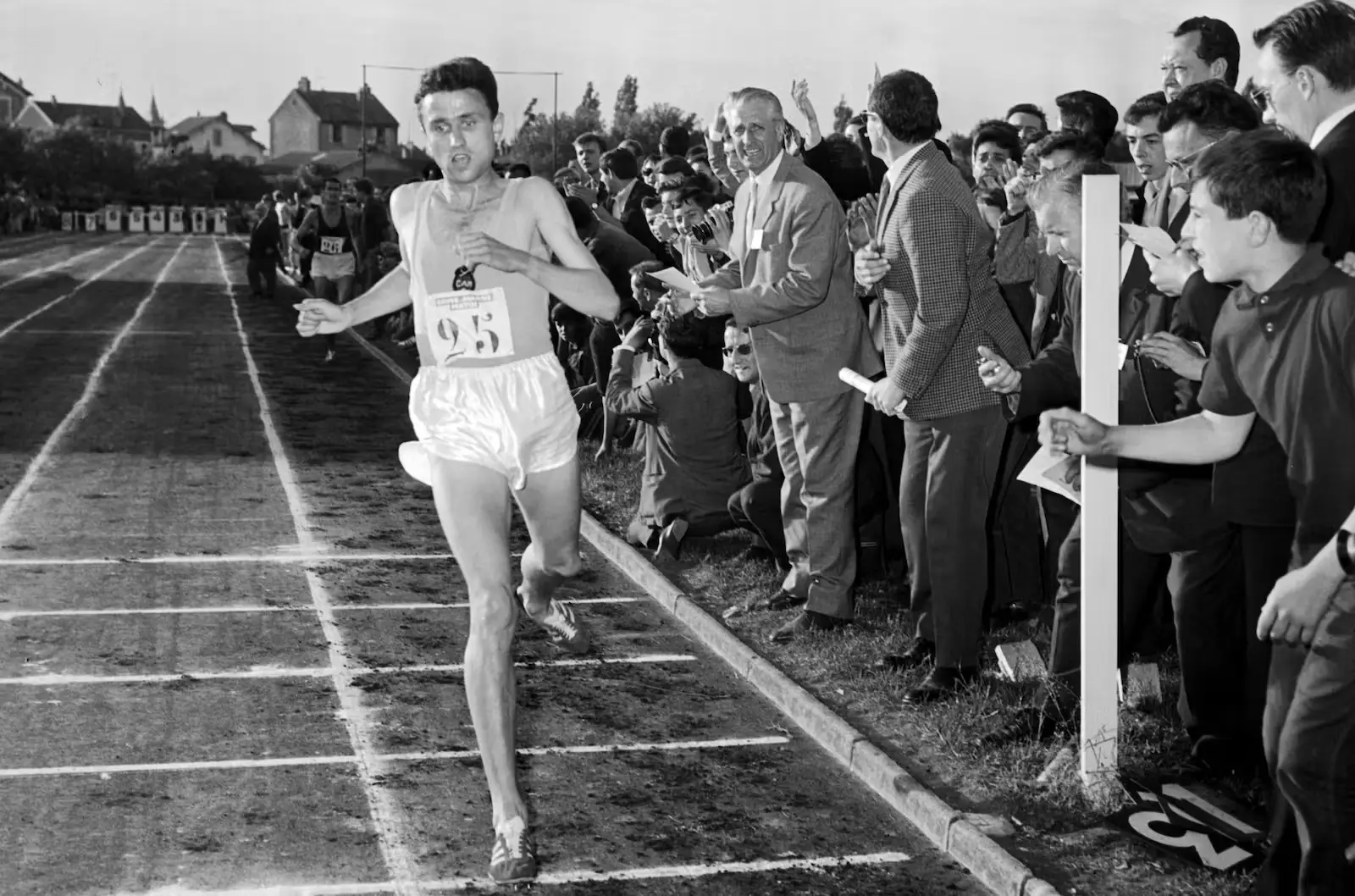 Michel Jazy sur la ligne d’arrivée du meeting de Melun, en 1965.