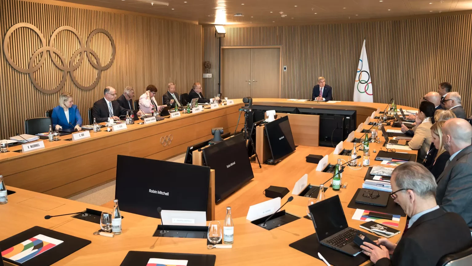 La commission exécutive du Comité international olympique (CIO) réunie à la Maison Olympique à Lausanne (Suisse), le 19 mars 2024. (FABRICE COFFRINI _ AFP)