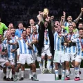 Lionel Messi et les Argentins soulèvent la Coupe du monde, après leur victoire contre la France, aux tirs au but, le 18 décembre 2022.