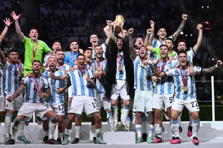 Lionel Messi et les Argentins soulèvent la Coupe du monde, après leur victoire contre la France, aux tirs au but, le 18 décembre 2022.