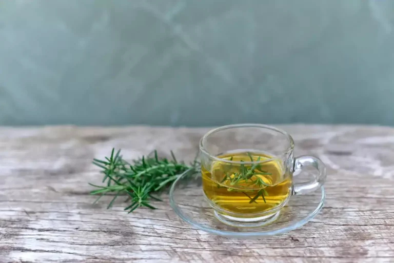 Santé : soulagez les hémorroïdes avec le thé au romarin