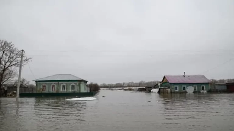 Des maisons sous les eaux, dans le nord du Kazakhstan, le 10 avril 2024. © Evgeniy Lukyanov _ AFP