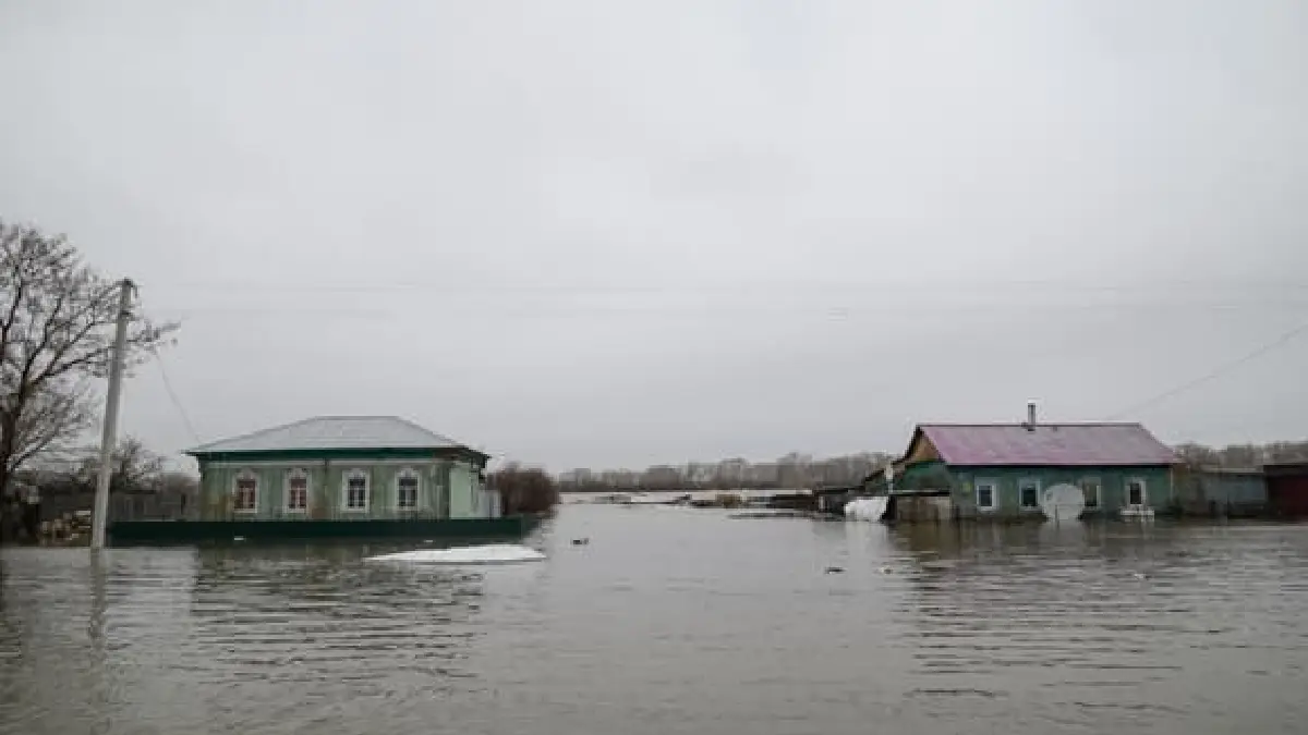Des maisons sous les eaux, dans le nord du Kazakhstan, le 10 avril 2024. © Evgeniy Lukyanov _ AFP