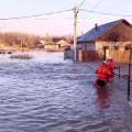 Des sauveteurs évacuent des habitants dont les maisons ont été inondées après la rupture partielle d'un barrage à Orsk, dans la région d'Orenbourg, en Russie, le 6 avril 2024 - Le ministère russe des urgences -