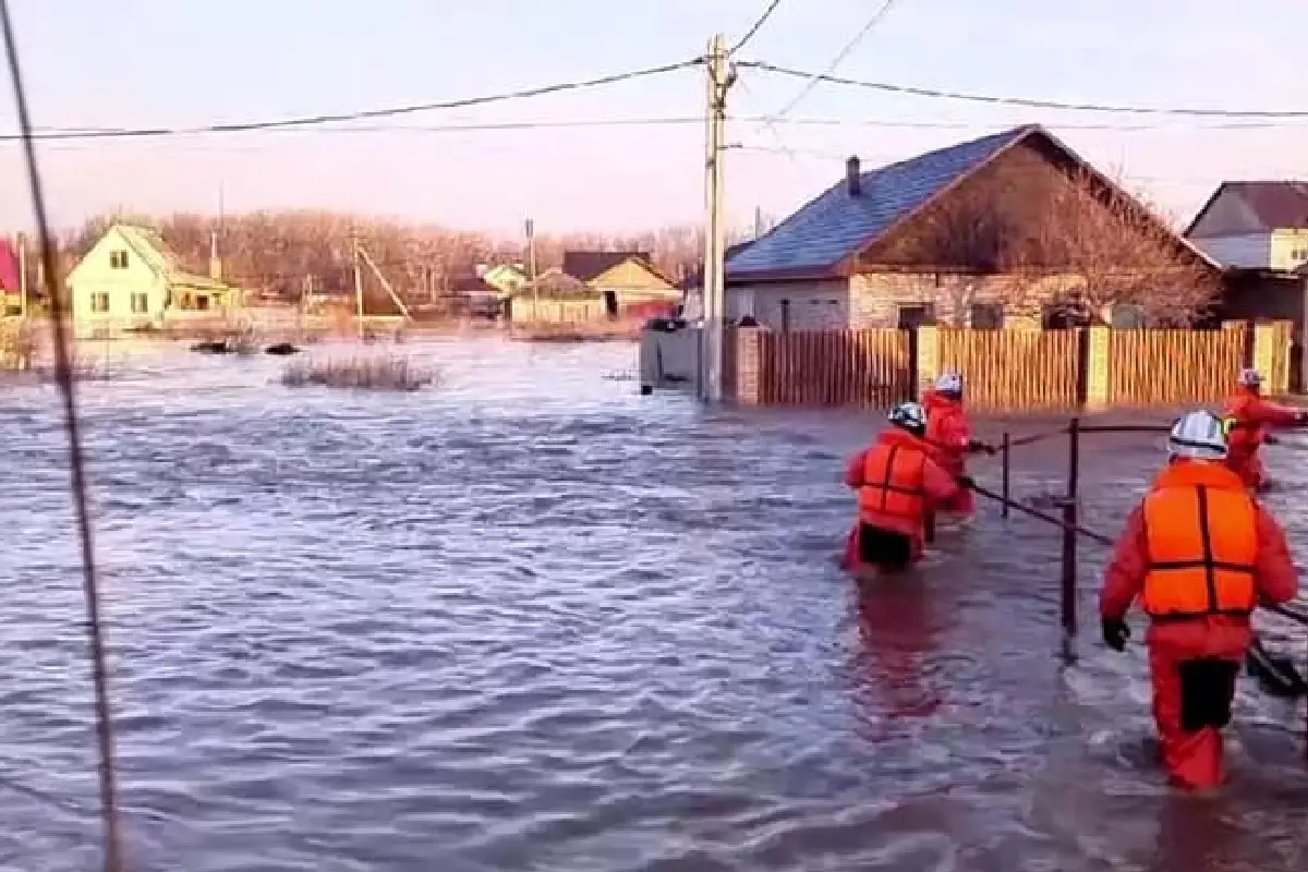 Des sauveteurs évacuent des habitants dont les maisons ont été inondées après la rupture partielle d'un barrage à Orsk, dans la région d'Orenbourg, en Russie, le 6 avril 2024 - Le ministère russe des urgences -