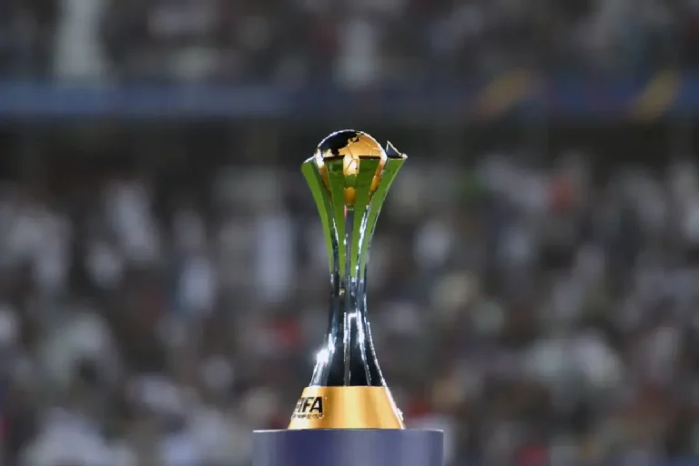 Le trophée de la Coupe du monde des clubs (1)