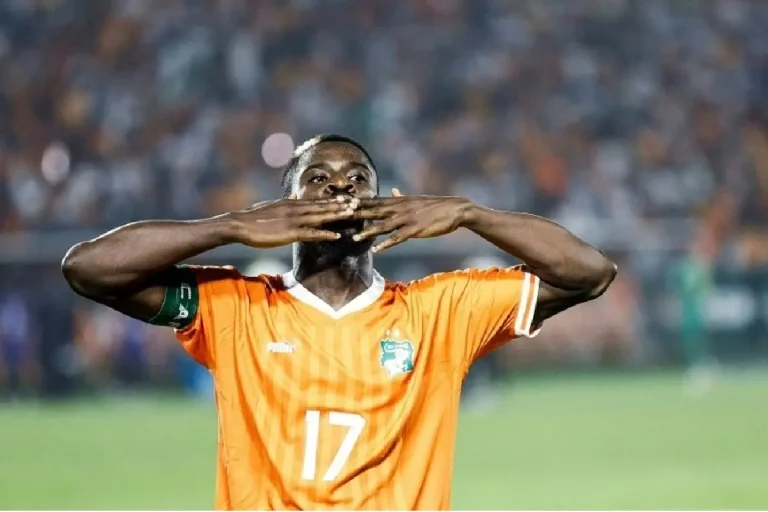 Serge Aurier avec le maillot de la Cote d'Ivoire