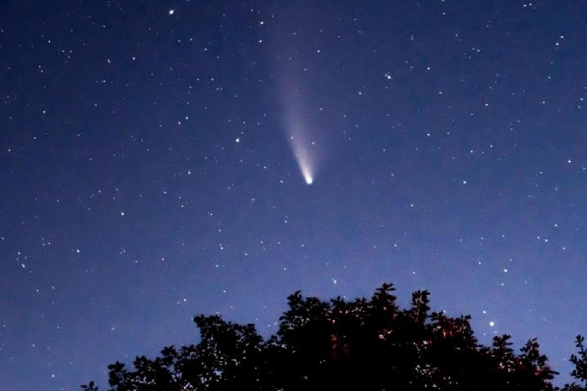 Apparition inexpliquée_ Une lumière bleue et verte traverse le ciel de l'Espagne et du Portugal