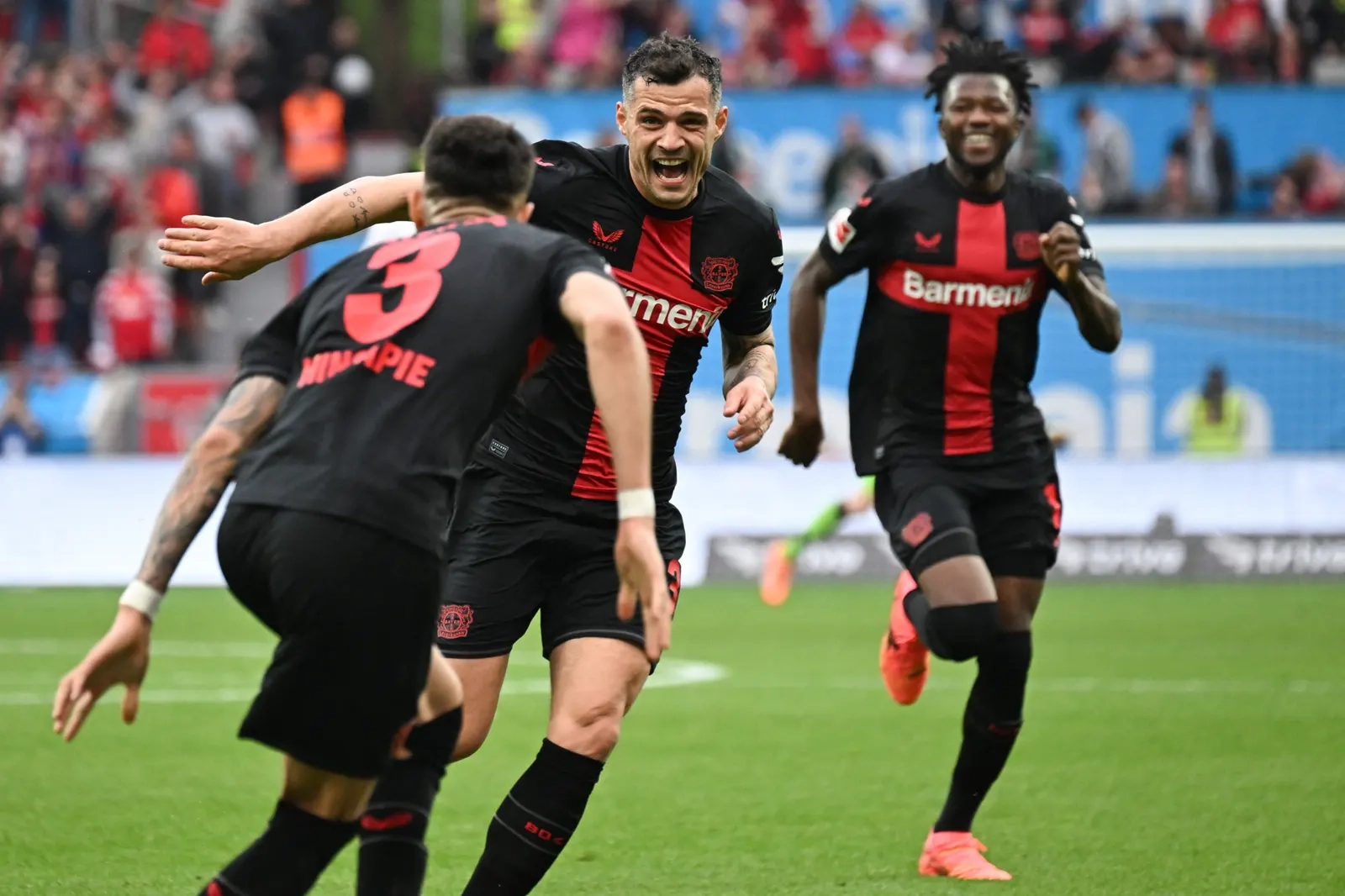 Granit Xhaka célèbre un but avec ses coéquipiers du Bayer Leverkusen @AFP