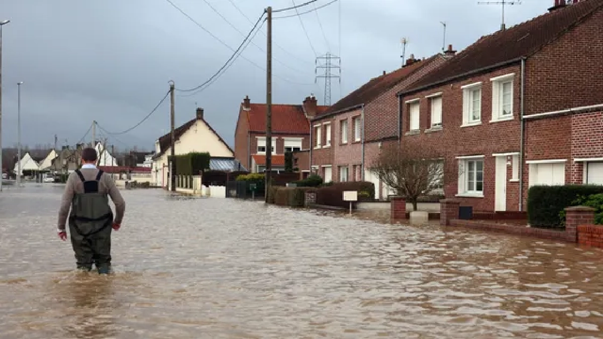 des inondations et des coulées de boue dans le nord de la France après de violents orages