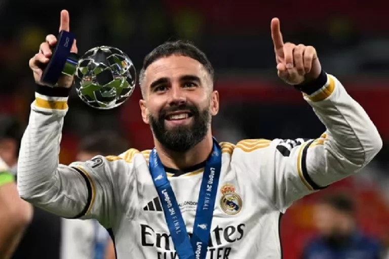 Dani Carvajal avec son trophée d'homme du match après la finale de la Ligue des champions 2024 @AFP