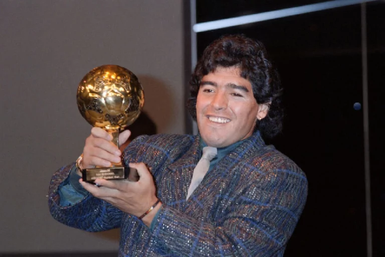 Diego Maradonna avec son ballon d'Or @AFP