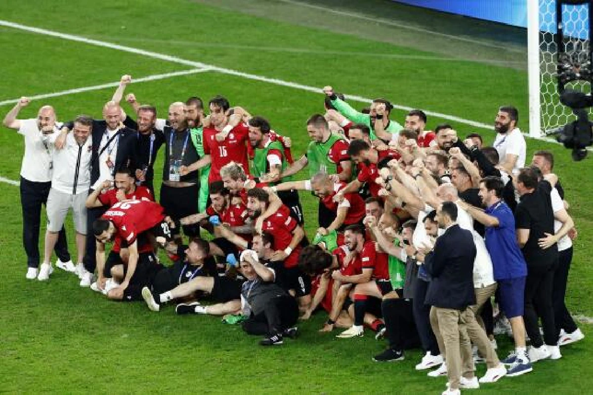 Les joueurs géorgiens célèbrent leur qualification pour les huitièmes de finale de l’Euro après leur victoire contre le Portugal, à Gelsenkirchen (Allemagne), le 26 juin 2024. KENZO TRIBOUILLARD _ AFP