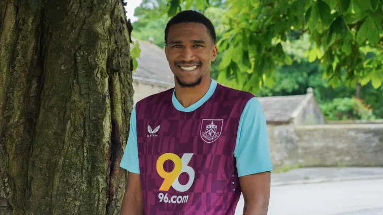 Andreas Hountondji sous le maillot de Burnley @burnleyfootballclub