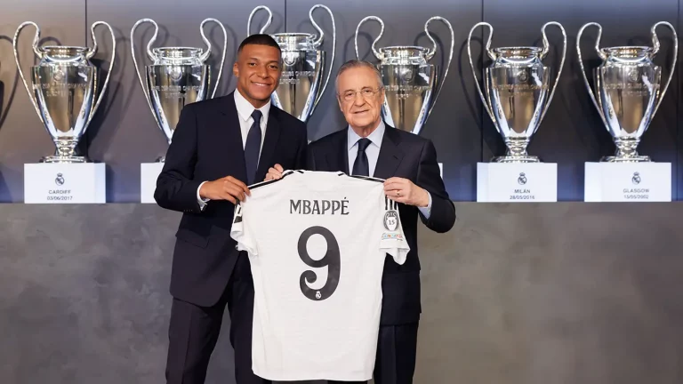 Kylian Mbappé et Florentino Perez avec le maillot du Real Madrid