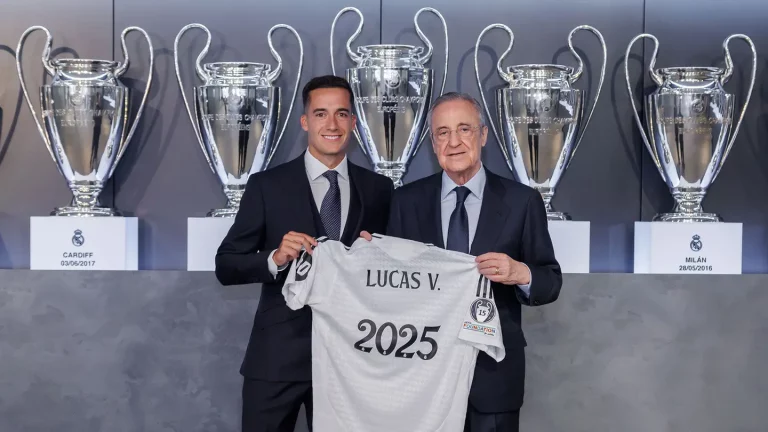 Lucas Vasquez et Florentino Perez avec le maillot du Real Madrid @realmadrid