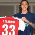 Riccardo Calafiori avec le maillot d'Arsenal