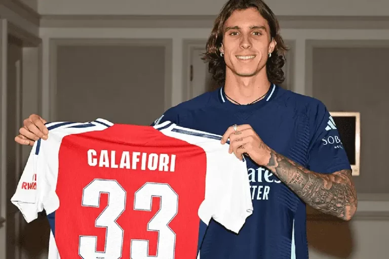 Riccardo Calafiori avec le maillot d'Arsenal