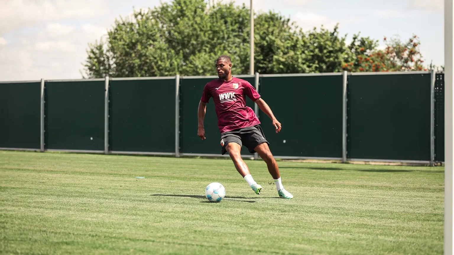 Steve Mounié à l'entrainement avec Augsbourg